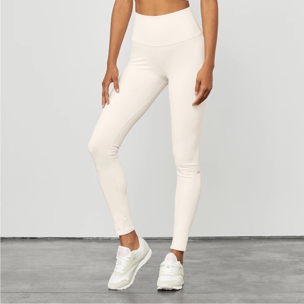 Alo Airbrush Leggings in Bone